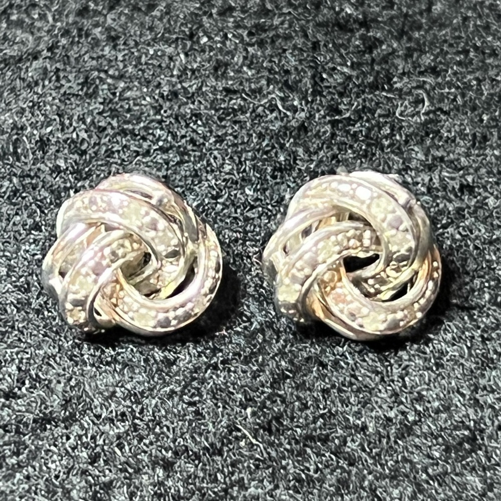 VALUE $200!! 😍🥰😘Diamond Earrings 1/10ct.